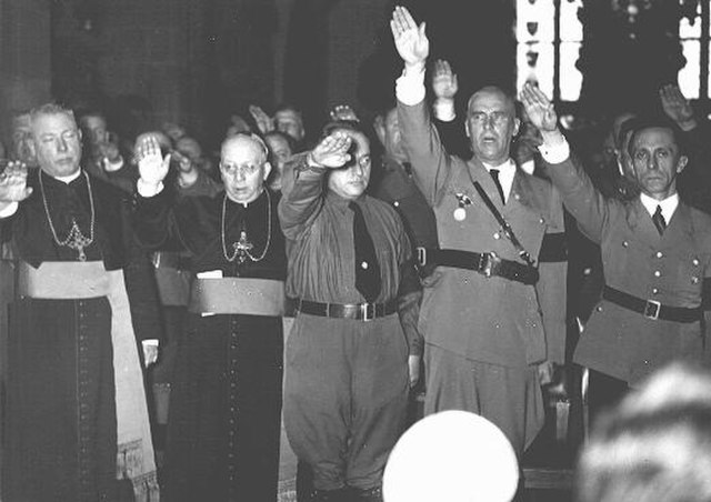 „Brunatni księża” wspierali nazistów. Używali nawet pozdrowienia „heil Hitler”