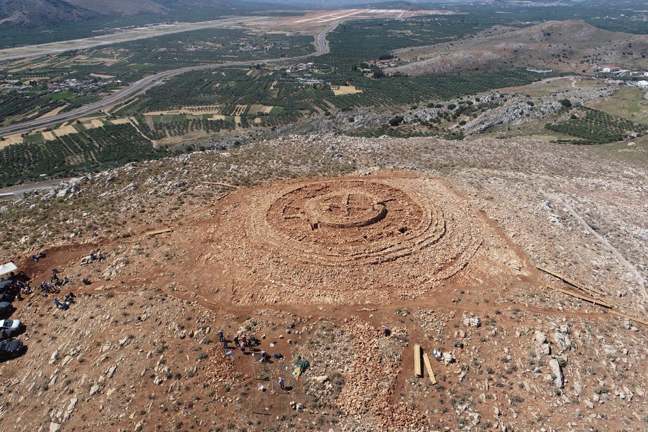 Przypomina lądowisko dla helikopterów. Archeolodzy odkryli monumentalną konstrukcję na Krecie
