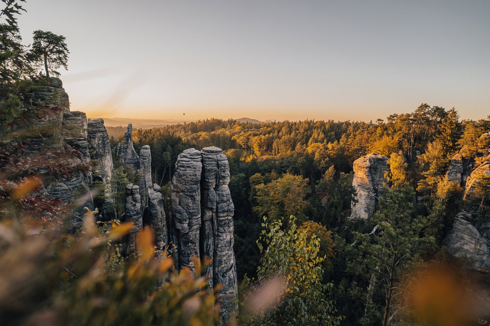 Czeski Raj zachwyca pięknem i ogromem. To niesamowite skalne miasto wygląda jak scenografia filmu fantasy (fot. Shutterstock)