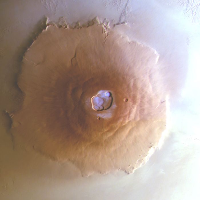 Poranne zdjęcie Olympus Mons, najwyższego wulkanu w Układzie Słonecznym