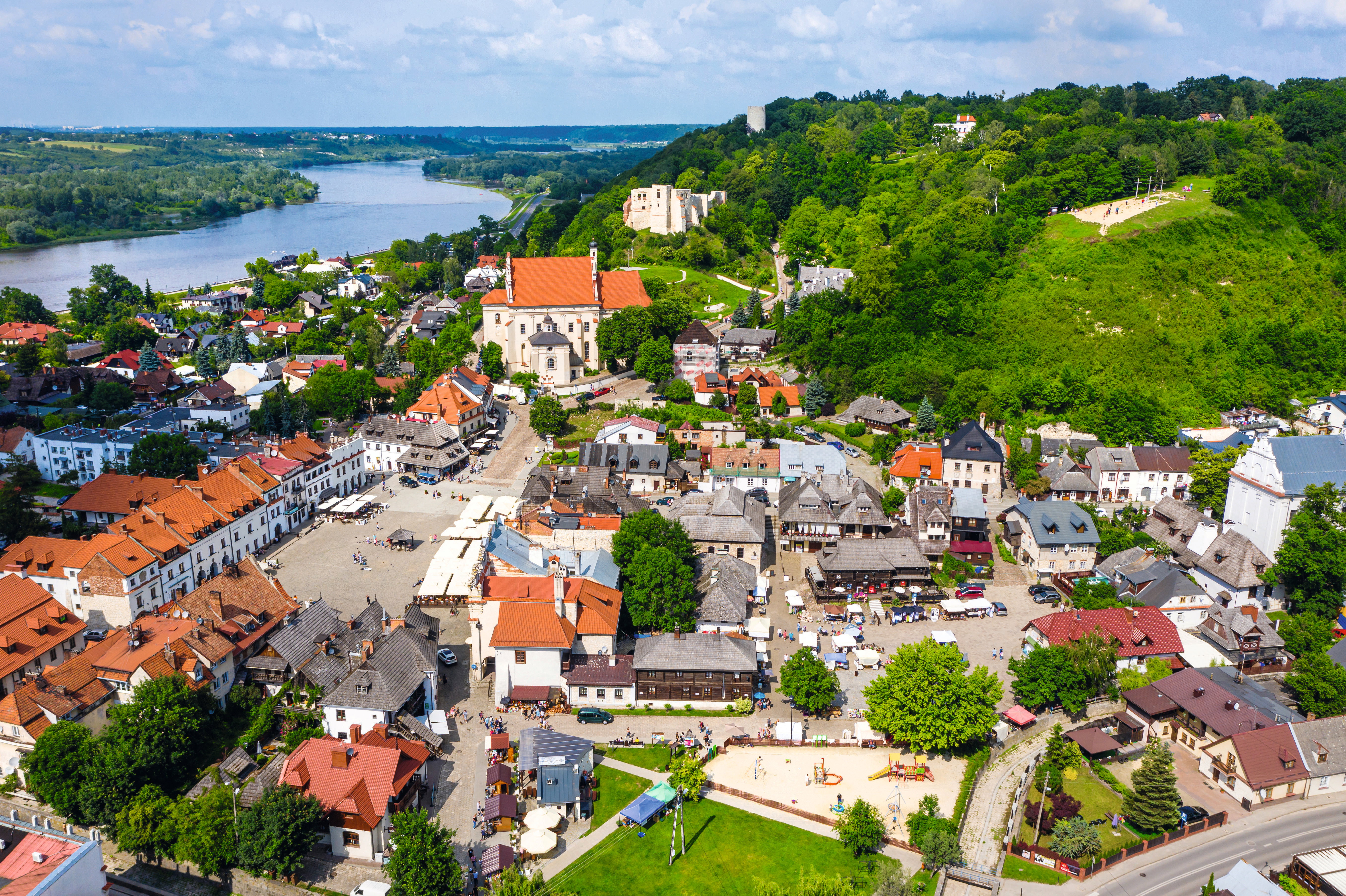Położony nad Wisłą Kazimierz Dolny nazywany jest zieloną oazą artystów. Polacy uwielbiają to miasto