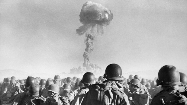 Żołnierze obserwują eksplozję atomową na pustyni Las Vegas