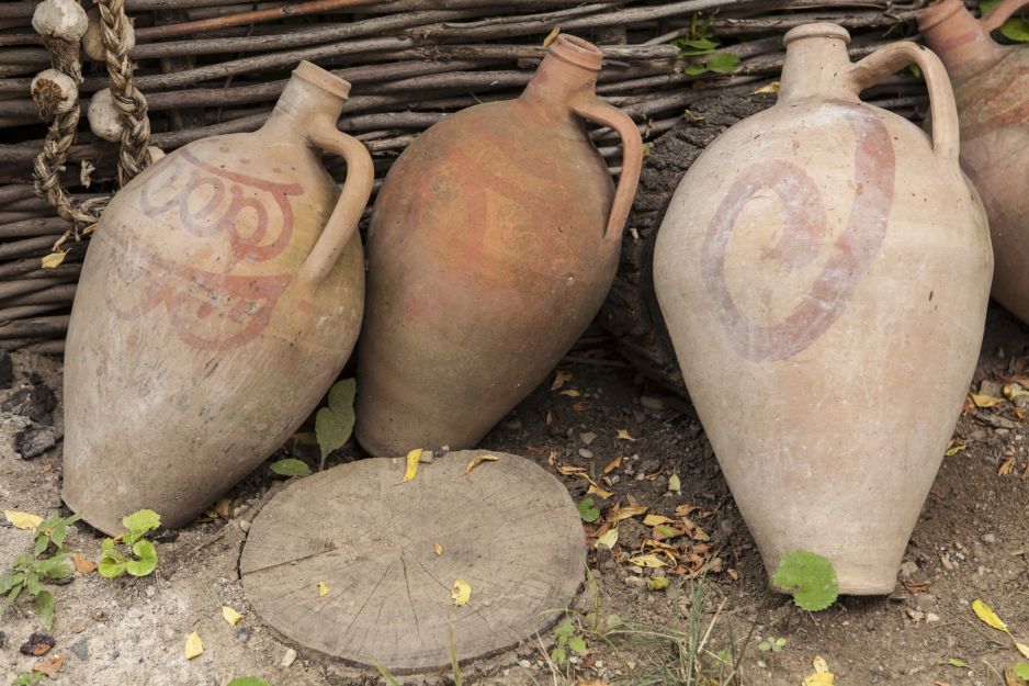 Najstarsze wino na świecie powstało ponad 7 tys. lat temu. Do dziś w muzeum jest butelka sprzed 1700 lat (fot. Getty Images)