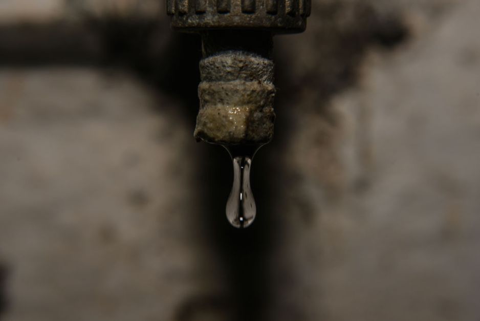 Aż 2 miliardy ludzi na świecie nie mają dostępu do czystej wody pitnej. Przybywa obszarów zagrożonych suszą (fot. Wassilios Aswestopoulos/NurPhoto via Getty Images)