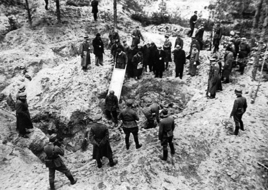 Katyń to miejsce wyjątkowo bestialskiej zbrodni. Przez 50 lat w Polsce nie wolno było o niej mówić (fot. KOK-LOCHON/Gamma-Rapho via Getty Images)