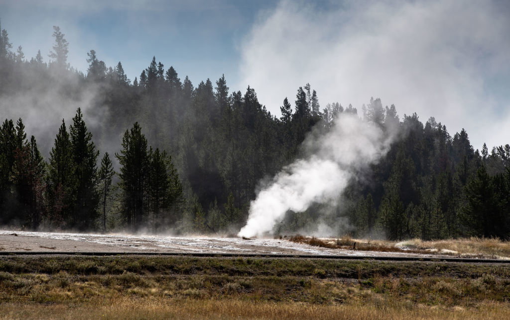 Eksplozja w Parku Yellowstone. Turyści uciekali przed słupem gorących gazów, wody i skalnego gruzu (fot. George Rose/Getty Images)