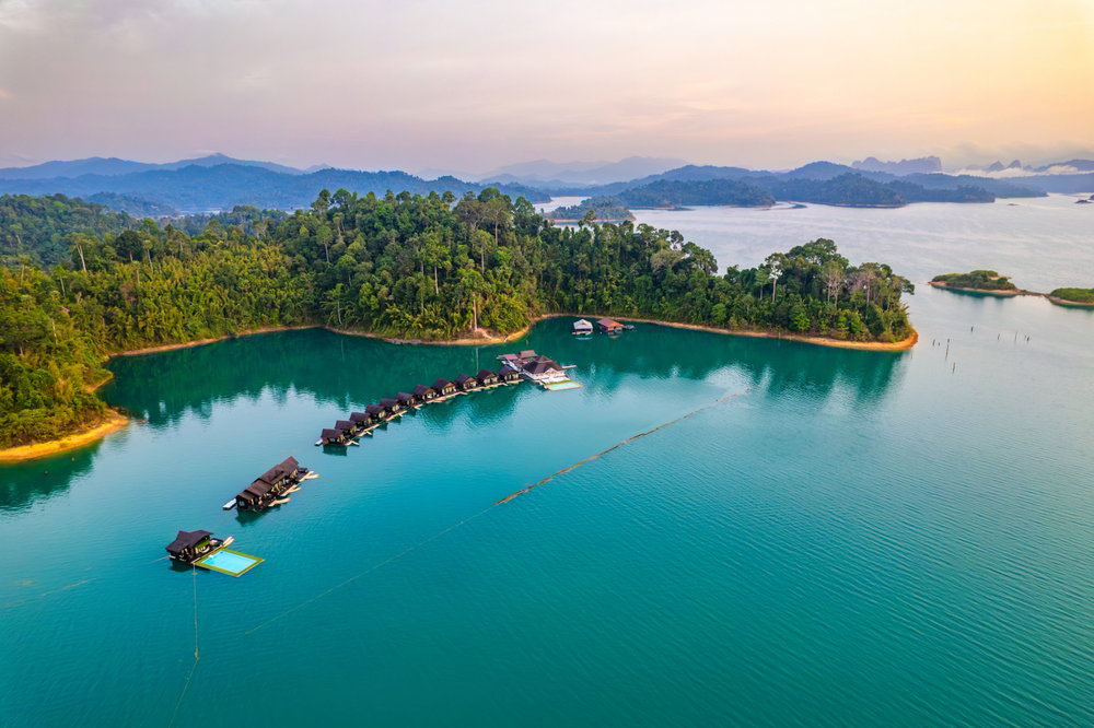 Khao Sok to jeden z najpiękniejszych parków narodowych na świecie (fot. Shutterstock)