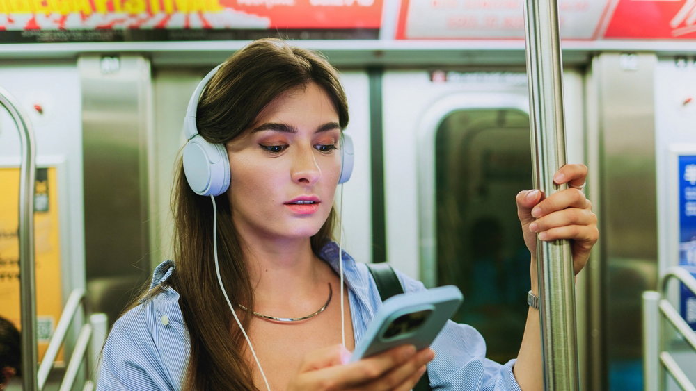 Skrolujesz filmiki online, żeby zabić nudę? Naukowcy mają złą wiadomość - od tego będziesz tylko nudzić się bardziej