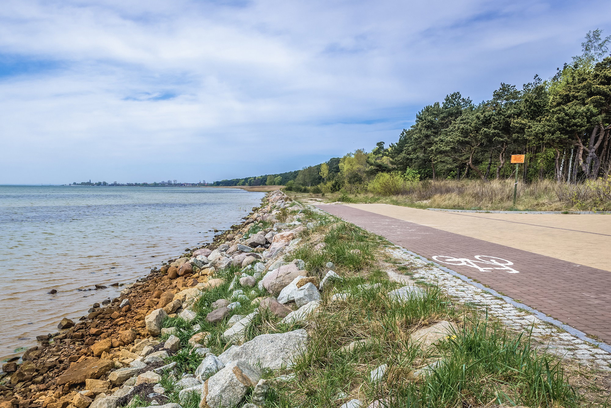 Rowerem wzdłuż wybrzeża Bałtyku. Trasa od Helu do Łeby jest pełna miłych niespodzianek (fot. Shutterstock)