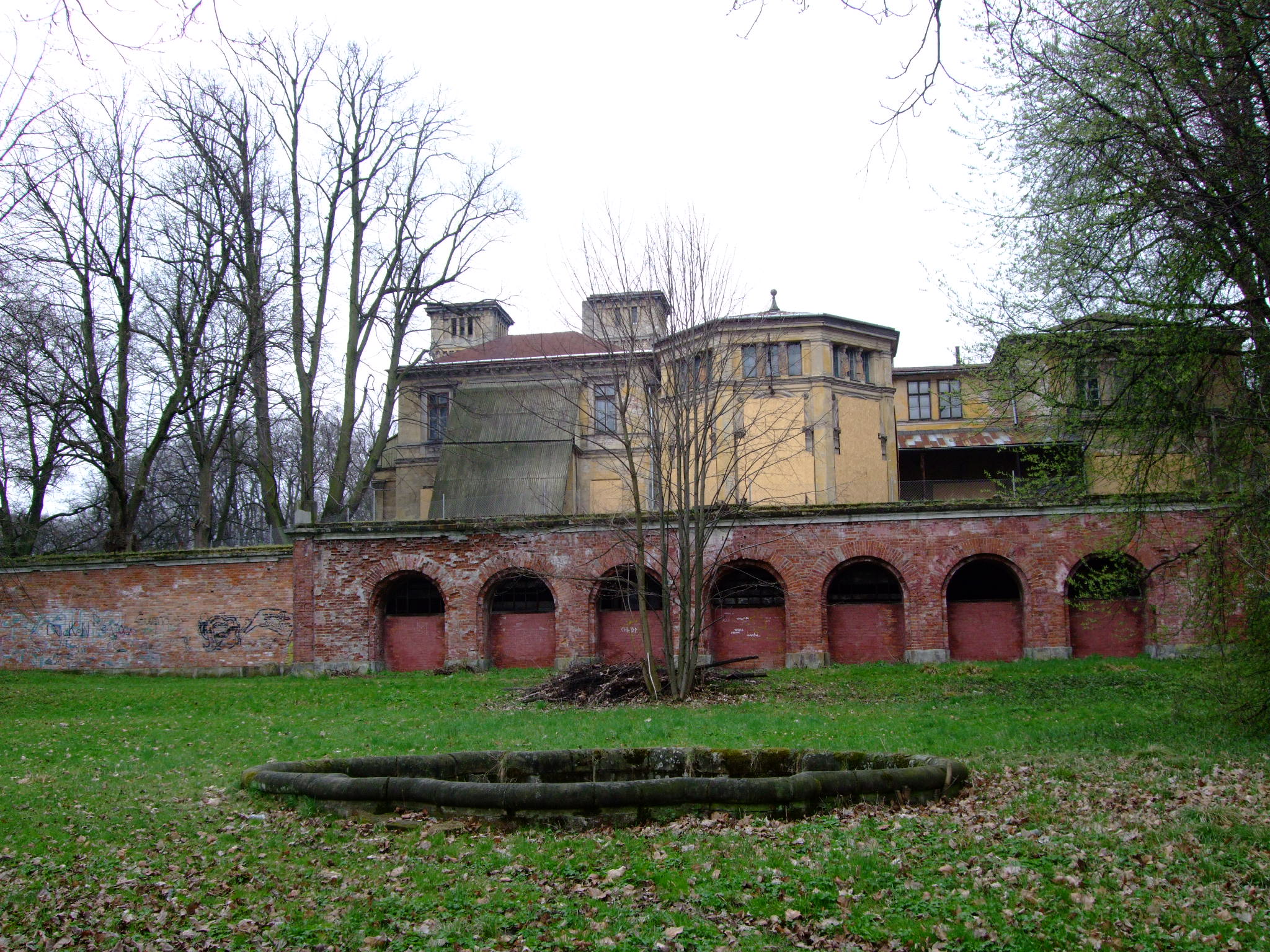 Opuszczone budynki w Polsce. Gdzie znajdują się najciekawsze z nich? (fot. Beemwej, Wikimedia Commons, CC-BY-SA-3.0)