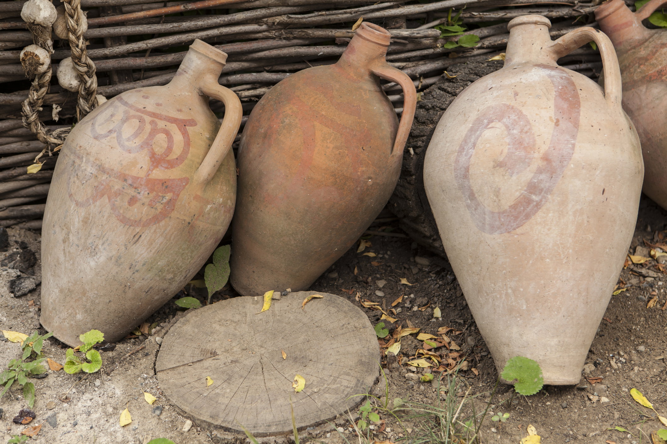 Najstarsze wino na świecie powstało ponad 7 tys. lat temu. Do dziś w muzeum jest butelka sprzed 1700 lat (fot. Getty Images)