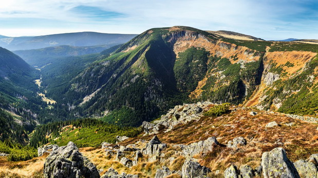 Karkonosze to najwyższe pasmo górskie Sudetów i zarazem Czech rozciągające się na 40 km.