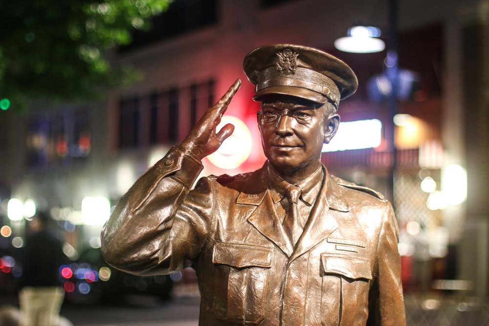Dwight Eisenhower to żołnierz, który został prezydentem. Rządził w USA przez dwie kadencje
