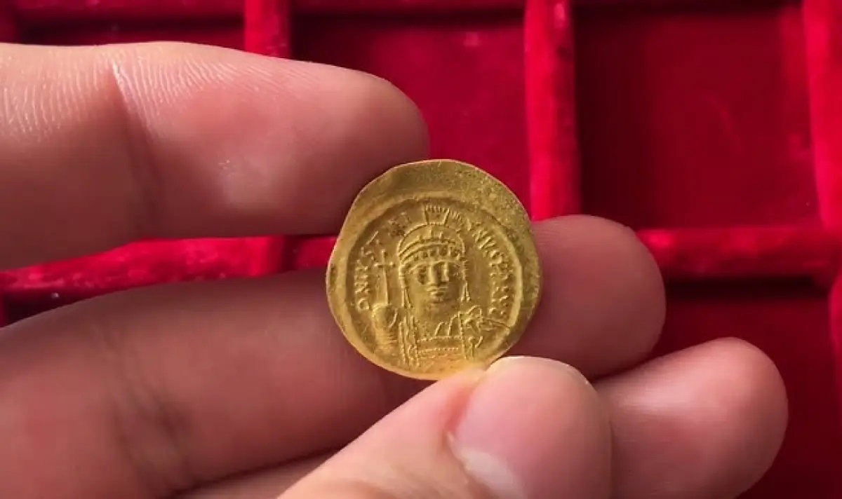 Archeolodzy odnaleźli 5 monet z czasów Justyniana Wielkiego. Były ukryte w średniowiecznym domu