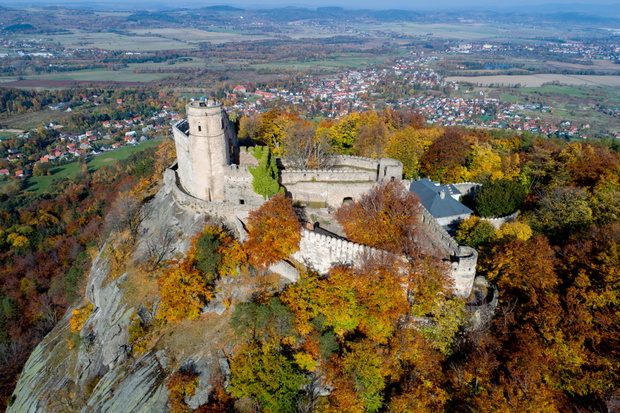 Zamek Chojnik jesienią jest bardzo malowniczy/Fot. Air Vision via Shutterstock