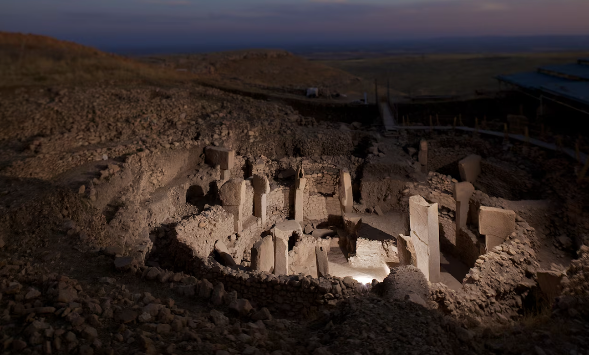 „Szamankę” pochowano w X tysiącleciu p.n.e., mniej więcej w czasie, gdy Göbekli Tepe (powyżej) zbudowano około 240 km dalej w południowo-wschodniej Turcji. Archeolodzy uważają, że Göbekli Tepe mogło być osadą lub świątynią dla łowców-zbieraczy w przełomow