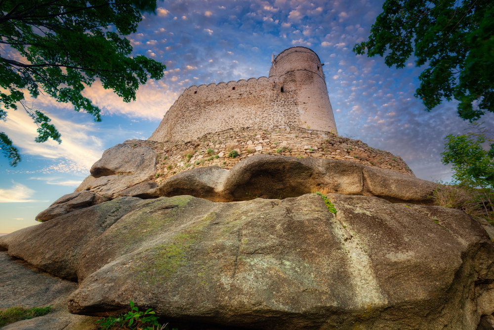 Zamek Chojnik. Ta jedna z największych atrakcji Karkonoszy skrywa mroczne sekrety/Fot. Patryk Kosmider via Shutterstock