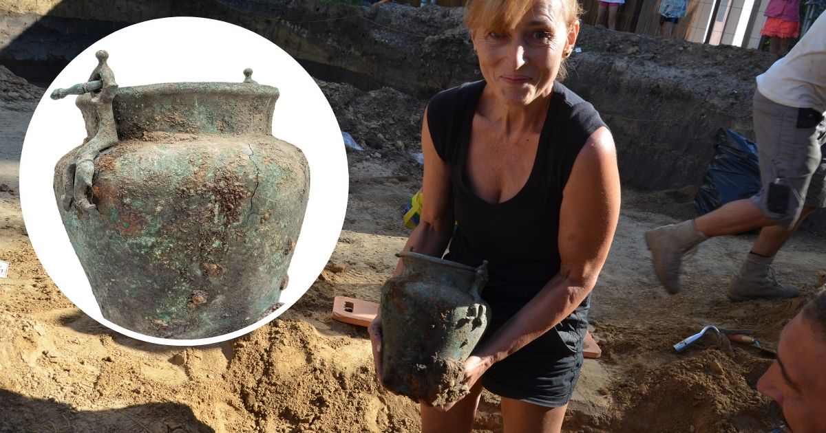 Archeolodzy odkryli w Świętokrzyskiem unikatową urnę grobową. Mocowanie uchwytów mają kształt delfina