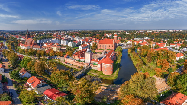 Na pierwszym planie: przedzamcze, bastion i baszta – pozostałości wspaniałej gotyckiej architektury miasta