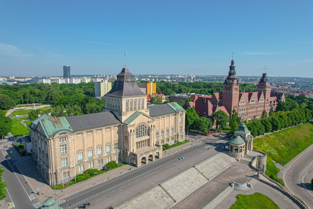 Gmach Muzeum Narodowego i centralna część Wałów Chrobrego