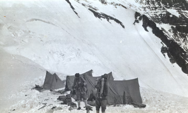 Na ostatnim zdjęciu alpinistów, George Mallory (po lewej) i Sandy Irvine przygotowują się w czerwcu 1924 r. do opuszczenia North Col, czyli grzbietu łączącego Mount Everest i Changtse w Tybecie
