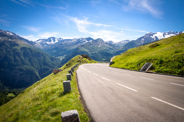 Grossglockner wznosi się ponad lodowcem Pasterze, do którego prowadzi droga samochodowa