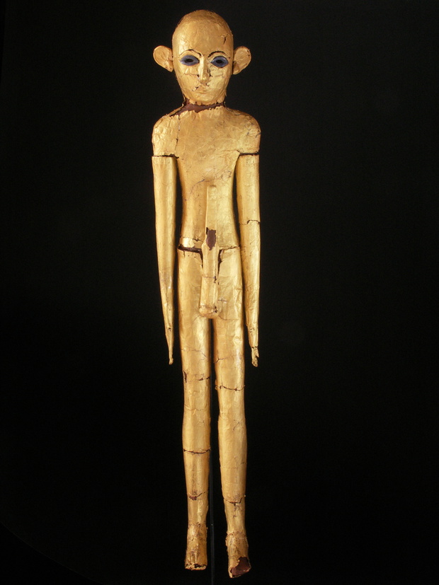 Jedna ze złotych figur odkrytych w Tell el-Farcha