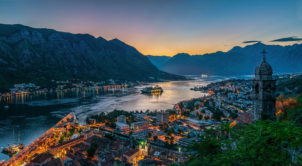 Panorama miasta nocą, Kotor
