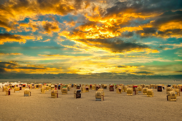 Wiklinowe kosze na plaży