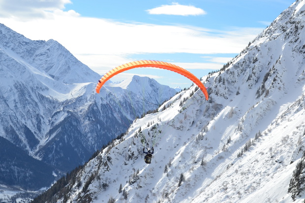 Lot paralotnią w Alpach, Francja