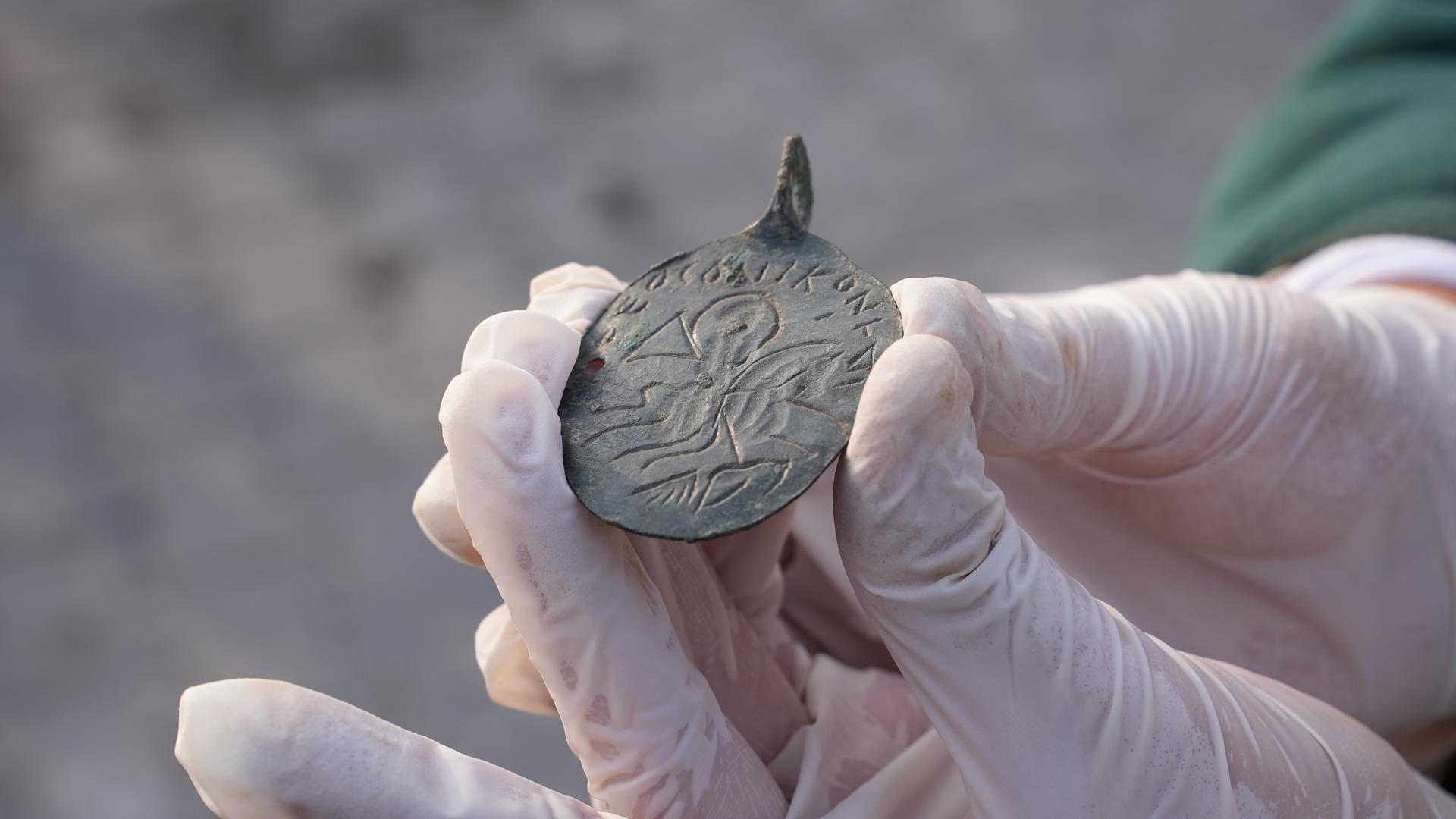 Oszałamiający amulet sprzed 1500 lat. Widać na nim króla walczącego z diabłem/Fot. Karabük University