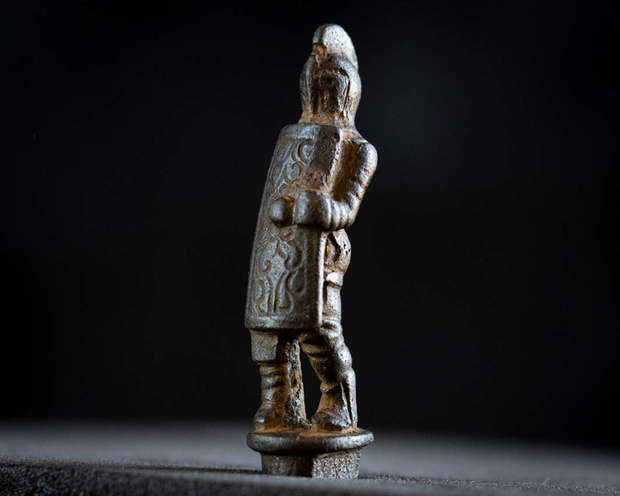 Na rękojeści widać leworęcznego gladiatora/Fot. English Heritage