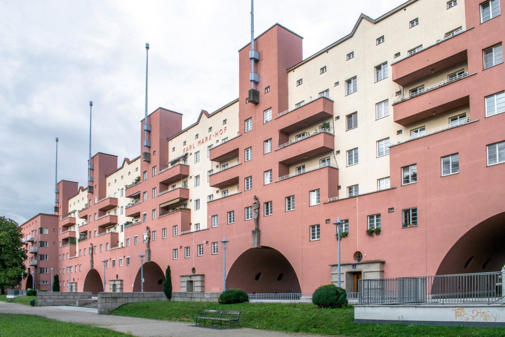 Najdłuższy blok na świecie wcale nie stoi w kraju postkomunistycznym. Jest ikoną modernizmu