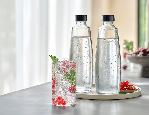 Zestaw butelek szklanych SodaStream Duo i woda gazowana z dodatkami - zdjęcie.