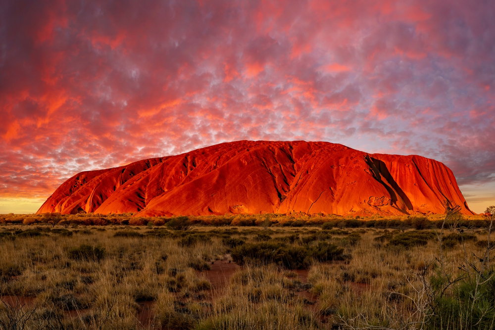 Uluru to jeden z najcharakterystyczniejszych symboli Australii. Święta góra Aborygenów robi niesamowite wrażenie