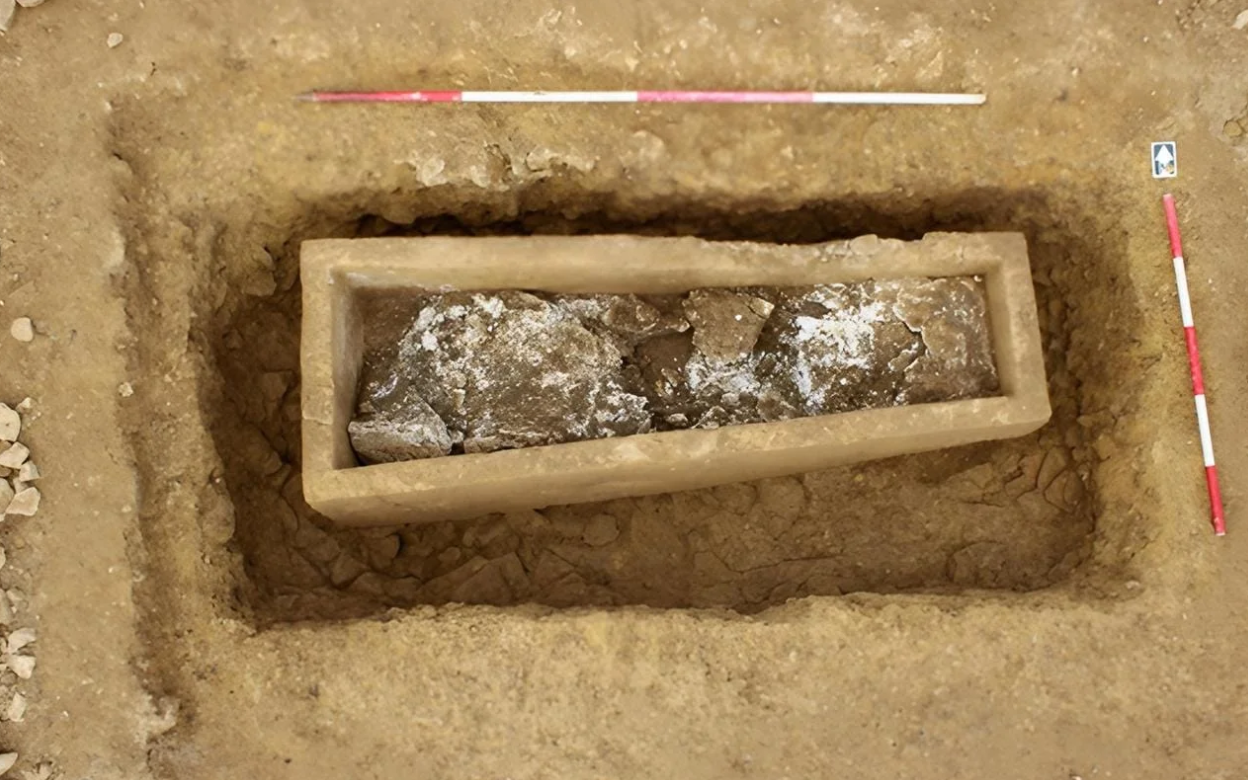 Archeolodzy odkryli w Anglii wielki artefakt. Waży tyle, co dorosły niedźwiedź polarny/Fot. National Highways/Headland Archaeology