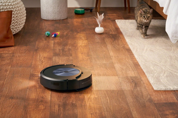 RoombaCombo_j7_j7 _Navy_Photo_Insitu_Retracting_Mop_Cat (1)