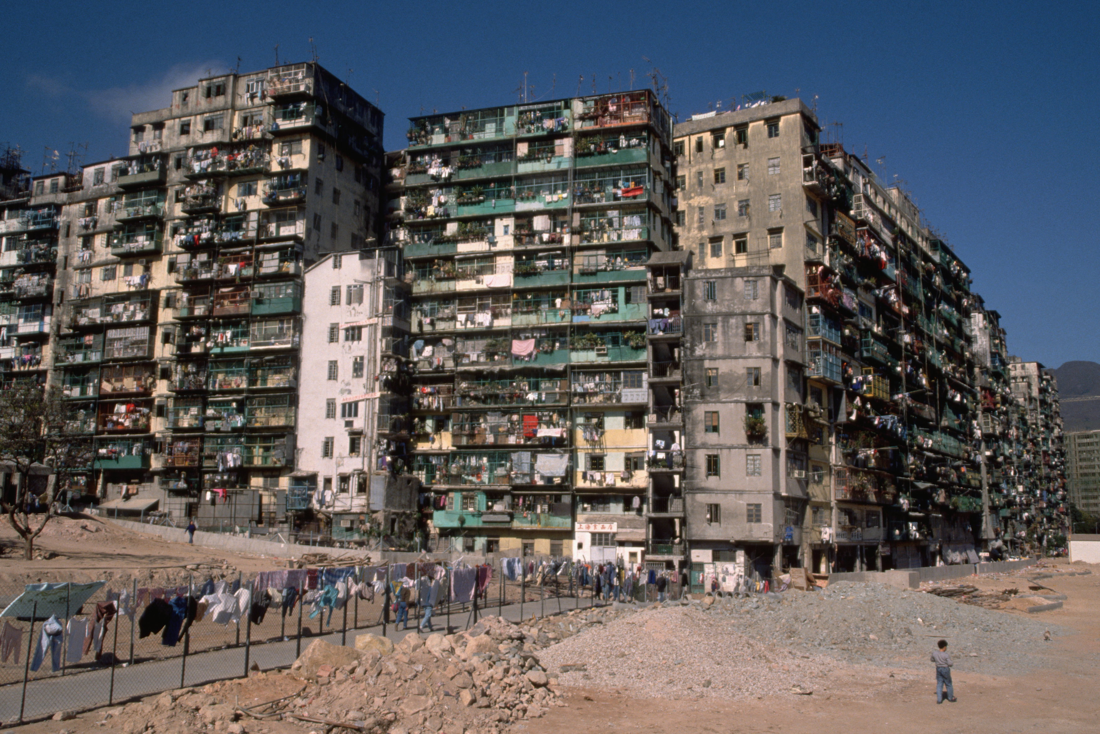 Kowloon Walled City funkcjonowało jako miasto w mieście. Chińskie osiedle stało się azylem dla przestępców