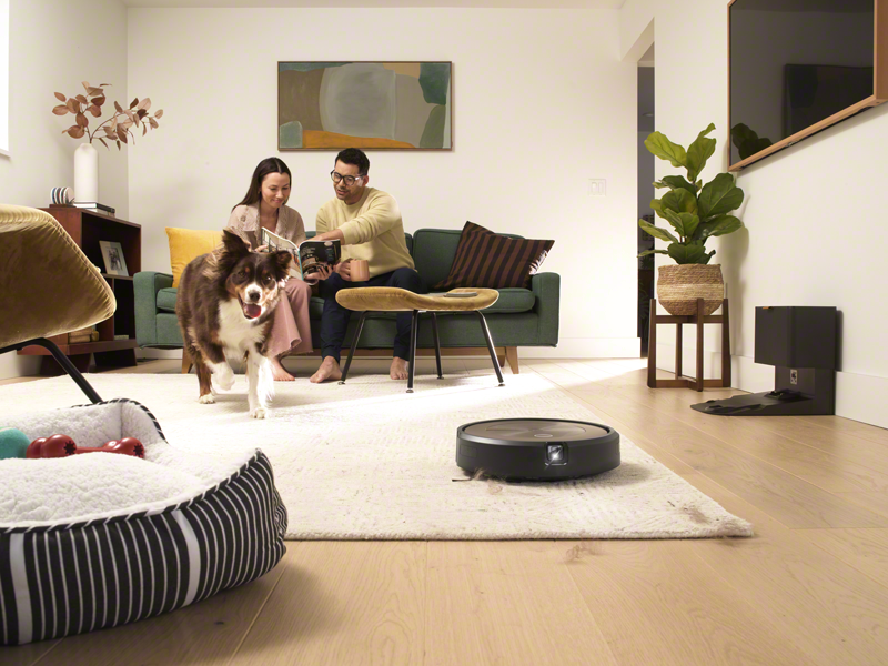 Roomba_j9 _Photo_Lifestyle_LivingRoom_Dog_Fur
