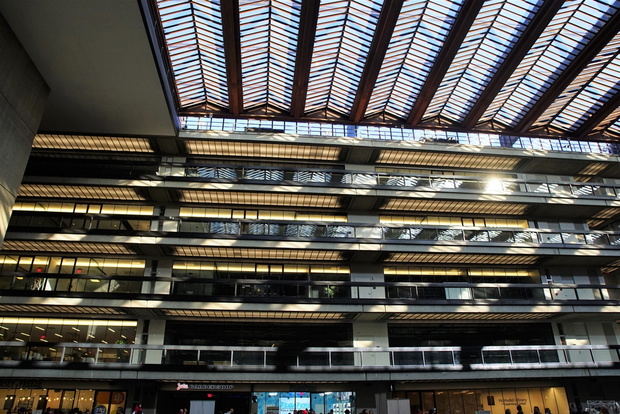 Kultowe atrium Bell Labs z klockowatymi tarasami