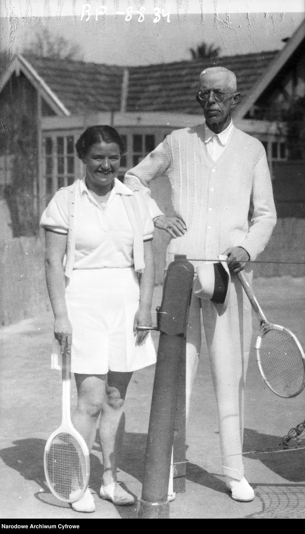 Jadwiga Jędrzejowska i król Szwecji Gustaw V z rakietami tenisowymi, 1936