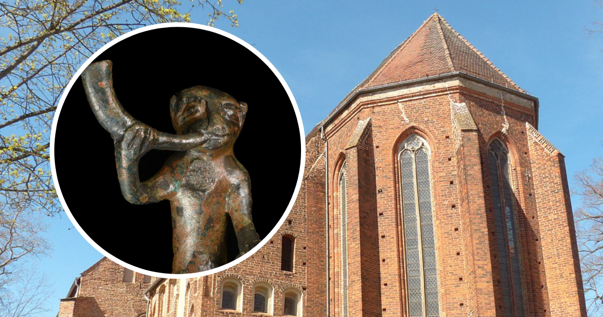 Zaskakujące „skarby” pod podłogą kościoła. Wśród nich figurka… małpy