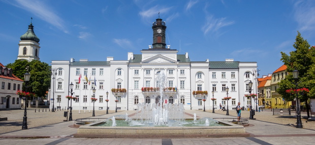 Widok ze Starego Rynku na klasycystyczny budynek płockiego ratusza