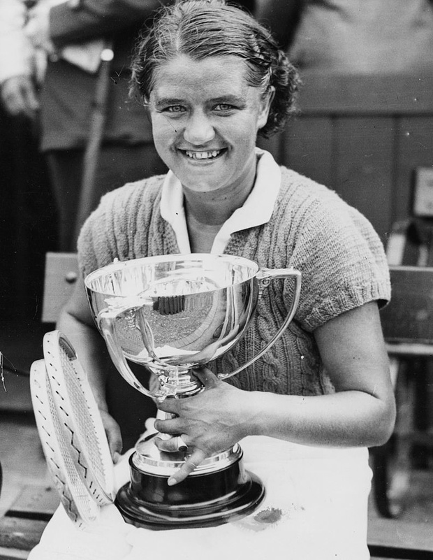 Jadwiga Jędrzejowska po zwycięstwie w finale turnieju w Beckenham, 1937