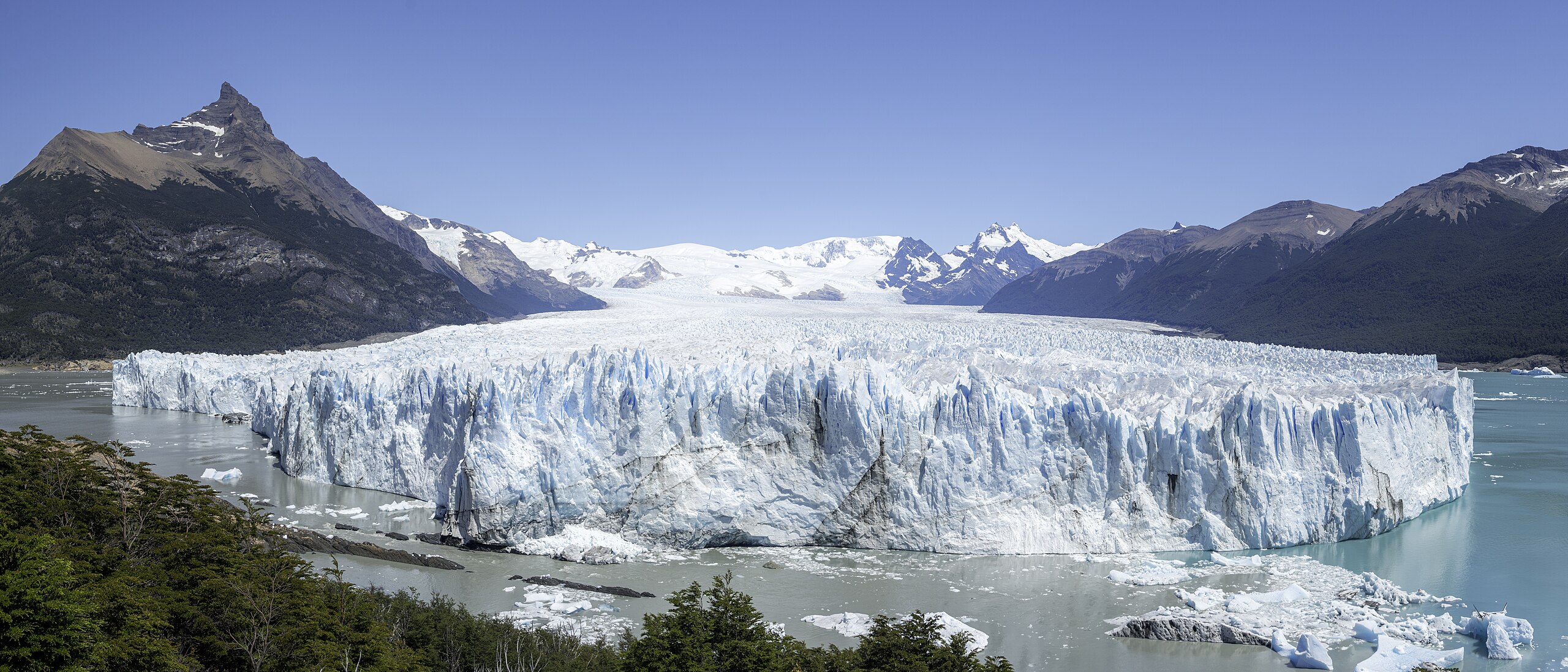 Perito Moreno jest jednym z największych lodowców na świecie. Wycieczka po nim to niezapomniane przeżycie
