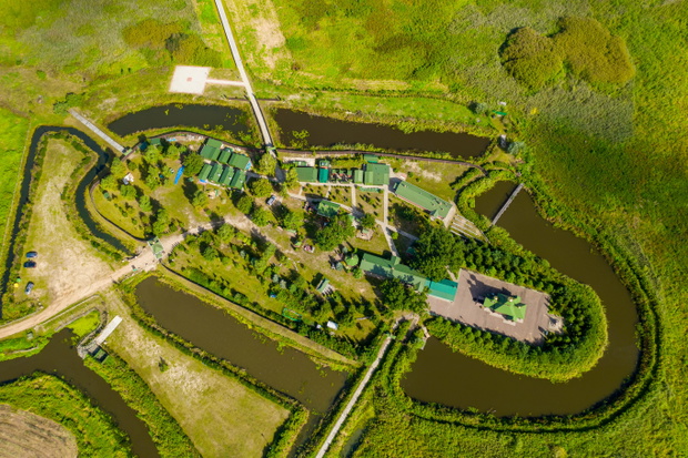 Skit z lotu ptaka przypomina twierdzę otoczoną fosą. Latem jest często odwiedzany także przez kajakarzy
