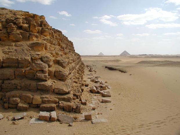 Mastaba Faraoun. W oddali widoczne piramidy w Dahszur