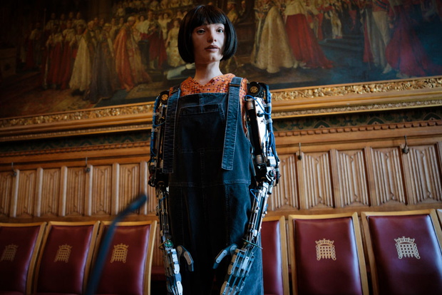 W 2022 r. pierwszy humanoidalny robot wystąpił przed brytyjskim parlamentem