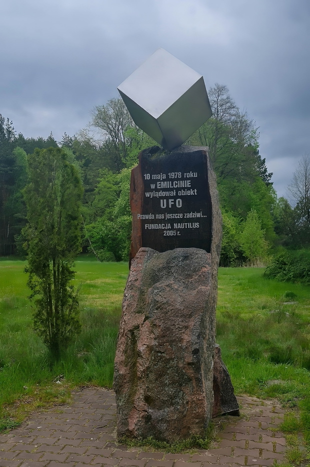 Domniemane lądowanie UFO w Emilcinie upamiętnia pomnik