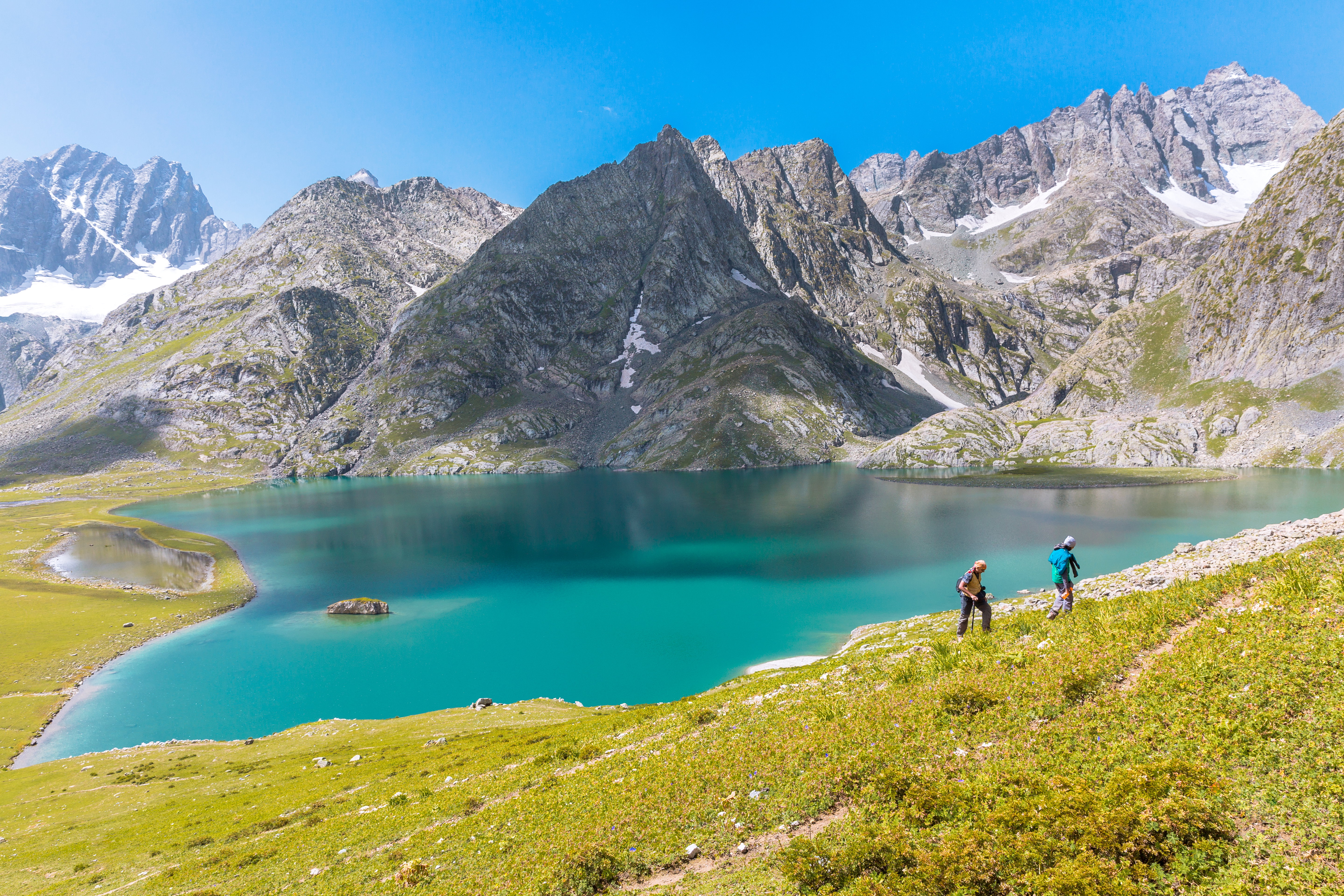Krishansar - jedno z górskich jezior na szlaku trekkingowym w Kaszmirze